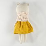 Gatita de lino con vestido de muselina amarilla - Image 3