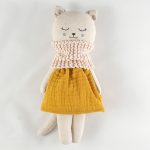 Gatita de lino con vestido de muselina amarilla