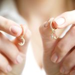 Argollas con cristales blancos y lunas colgantes. - Image 4