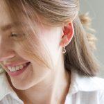 Argollas con cristales blancos y lunas colgantes. - Image 2