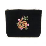 Pequeña bolsa de terciopelo negro con serpiente bordada a mano.