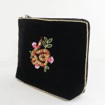 Pequeña bolsa de terciopelo negro con serpiente bordada a mano. - Image 2