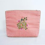 Cosmetiquera de terciopelo rosa con serpiente bordada a mano.