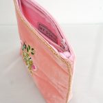 Cosmetiquera de terciopelo rosa con serpiente bordada a mano. - Image 2