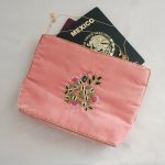 Cosmetiquera de terciopelo rosa con serpiente bordada a mano. - Image 4
