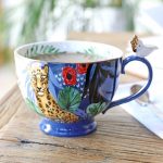 Taza de porcelana de Frida Kahlo con loro blanco sobre el asa. - Image 2