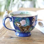 Taza de porcelana de Frida Kahlo con loro blanco sobre el asa. - Image 4