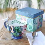 Taza de porcelana de Frida Kahlo con loro blanco sobre el asa. - Image 5