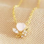 Collar con pequeño colgante de cristal rosa y diminutos cristales transparentes