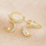 Argollas con cristales blancos y lunas colgantes.