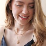 Collar de sol dorado con cristales blancos - Image 4