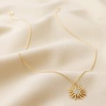 Collar de sol dorado con cristales blancos - Image 5