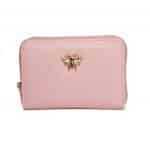 Cartera compacta Alice Wheeler color rosa palo con abeja reina y cierre dorado