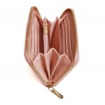 Cartera compacta Alice Wheeler color rosa palo con abeja reina y cierre dorado - Image 4