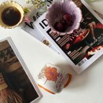 Taza floral de cerámica con tonos cálidos - Image 2