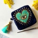Cosmetiquera de terciopelo azul con ojo turco