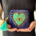 Cosmetiquera de terciopelo azul con ojo turco - Image 7