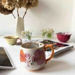 Taza floral de cerámica con tonos cálidos